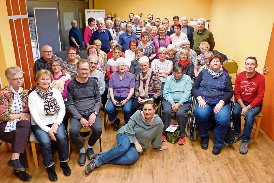 Den Aktiven in den Suhler Selbsthilfegruppen und ihren Partnern legt sich die temperamentvolle Sozialbeauftragte Julia Schmatloch auch gern mal zu Füßen (Foto: Sabine Gottfried, Wochenspiegel)