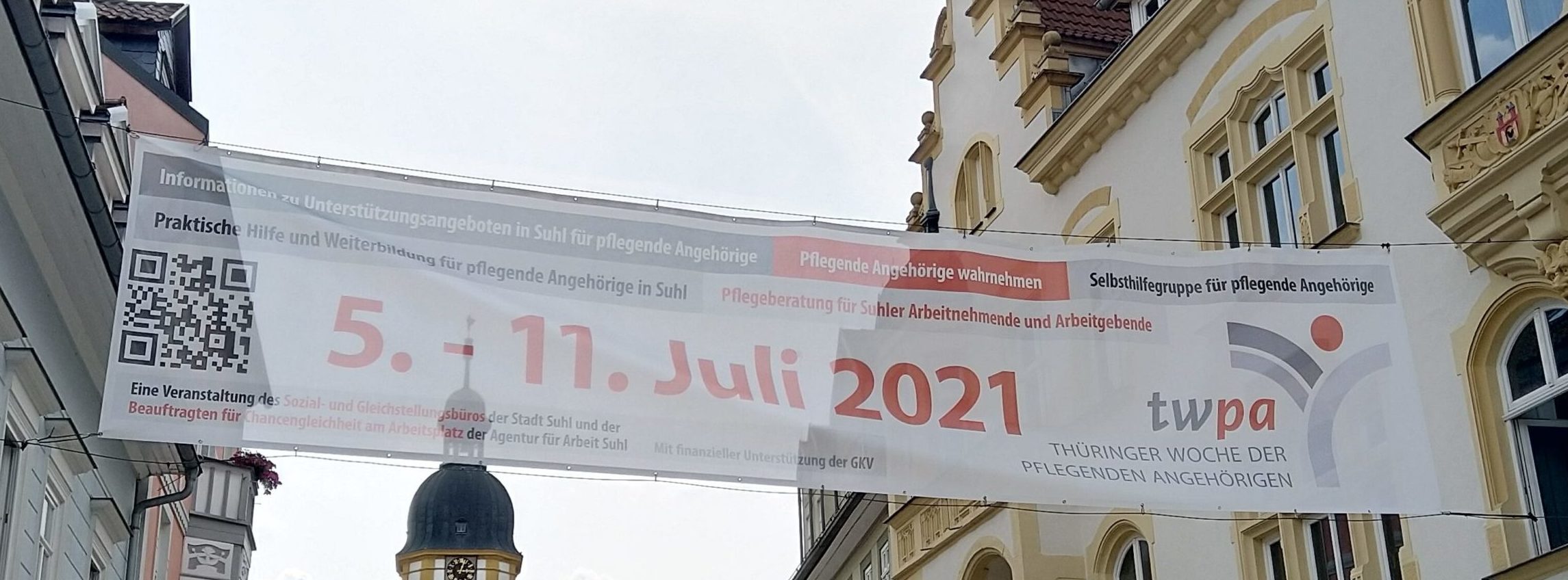 Banner über dem Steinweg zur Thüringer Woche der Pflegenden Angehörigen